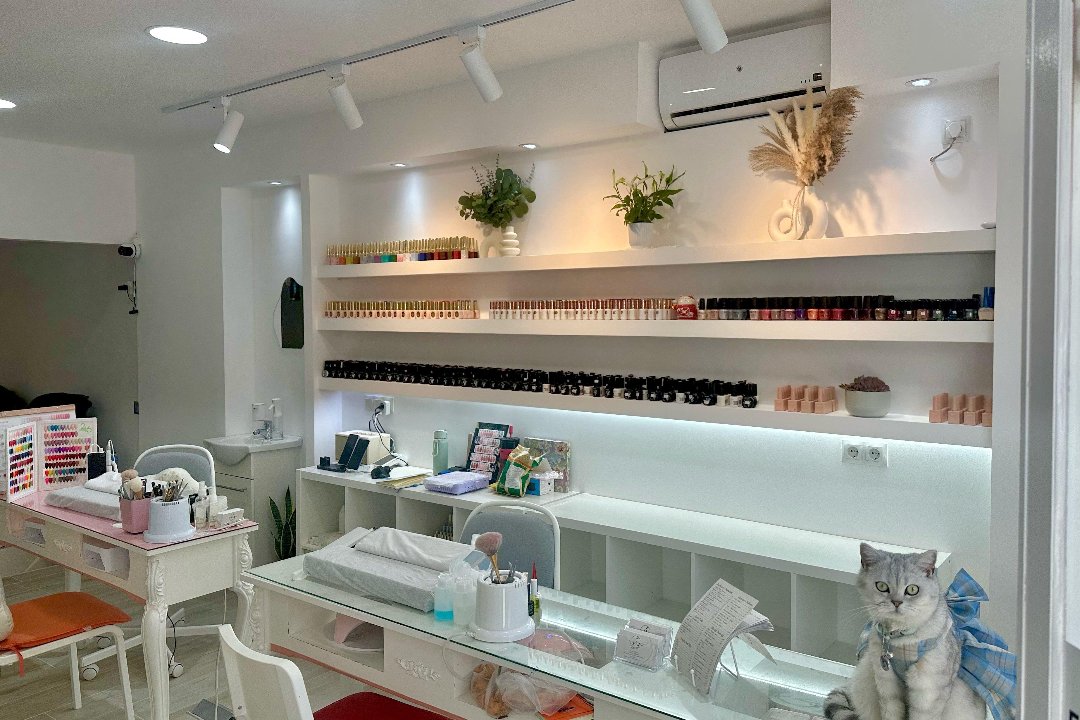IU Nail Lash Beauty, Torremolinos