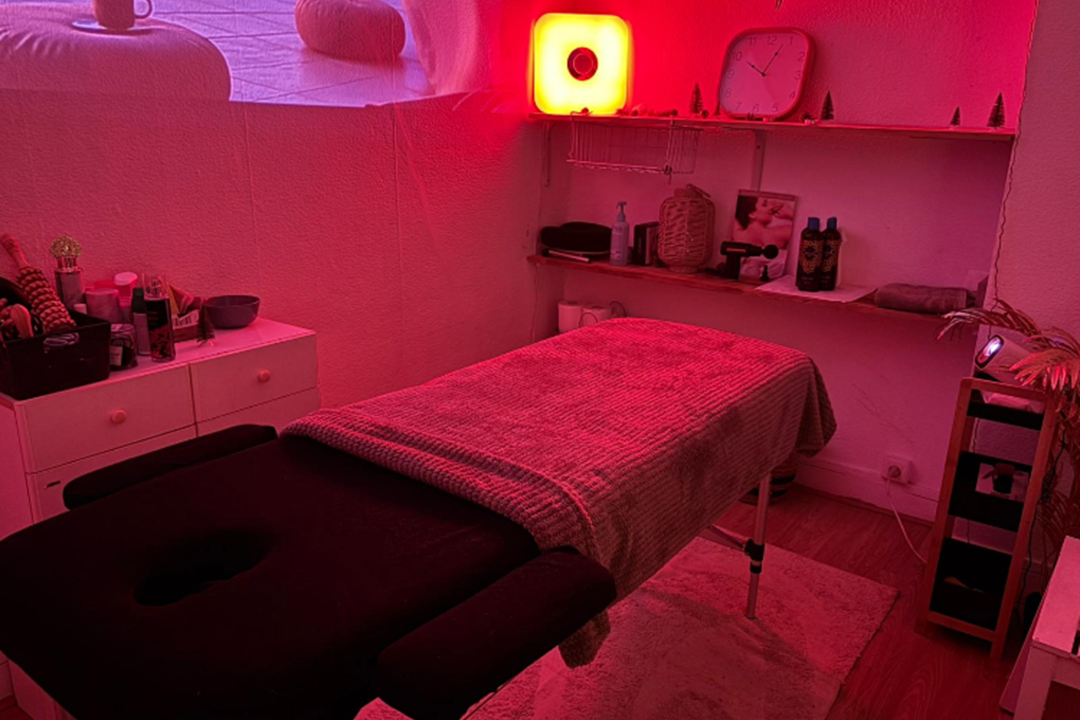 Naira Glow Massage Studio, Rue de Charenton, Paris