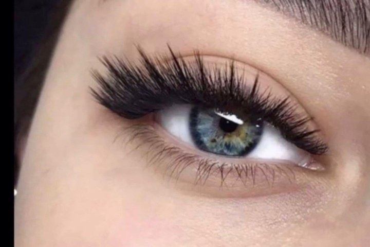 Yulia Lashbrow Maker - Sourcils & cils Melito di Napoli - Photo de galerie - OneBooking