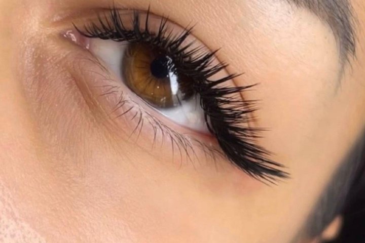Yulia Lashbrow Maker - Sourcils & cils Melito di Napoli - Photo de galerie - OneBooking