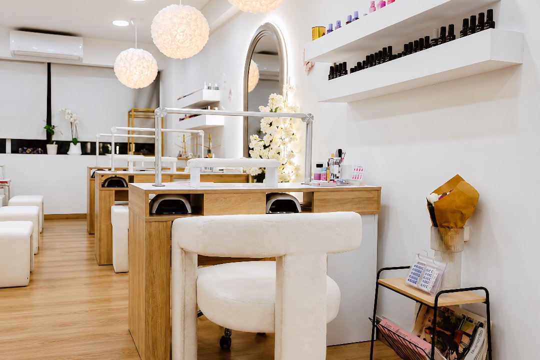 NaiLuxury Beauty Lounge, Kentro Athinas, Athens