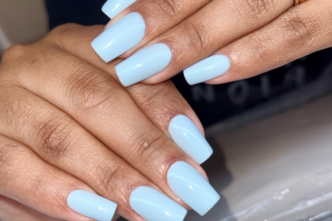 Nail & Glow, Almada