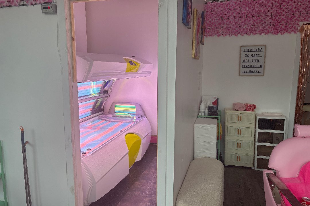 Hair&Tanning Lounge, Waterlow Park, London