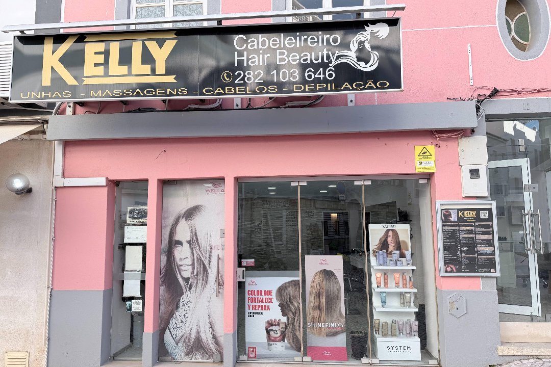 Kelly Davis, Lagos