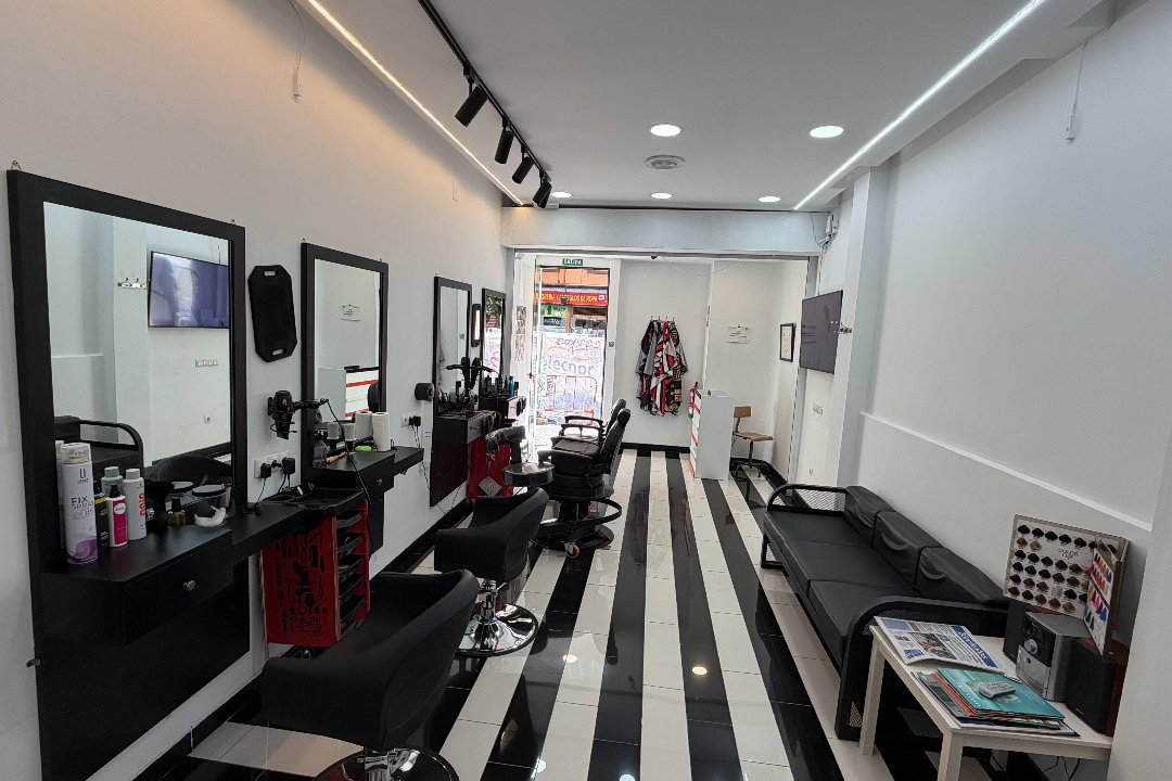 Momen Peluquería & Barbería Unisex Chamberí, Quevedo, Madrid