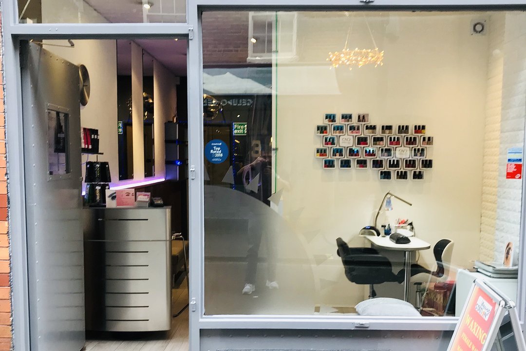 Waxing & Nail Station