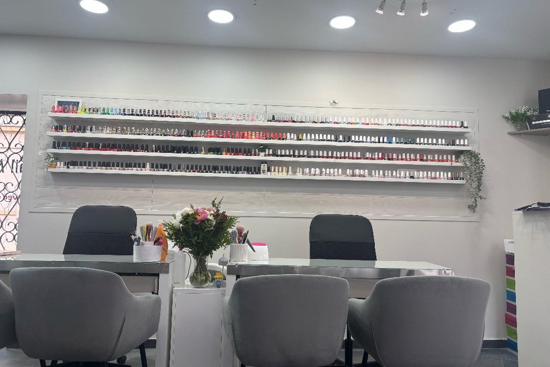 Nail Soleil, Versailles