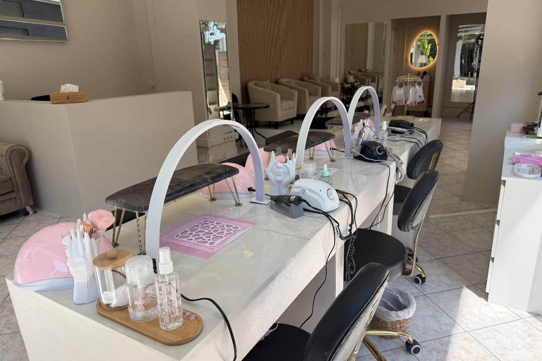 Le papillon nail bar, Πειραιάς