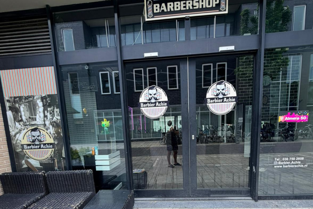 Barbier Achie, Stadhuisstraat, Almere