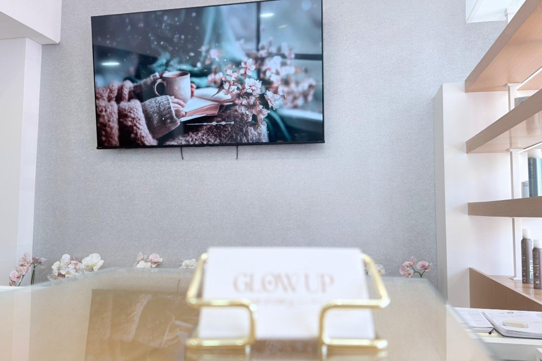 Glow UP Hair Studio, Oporto