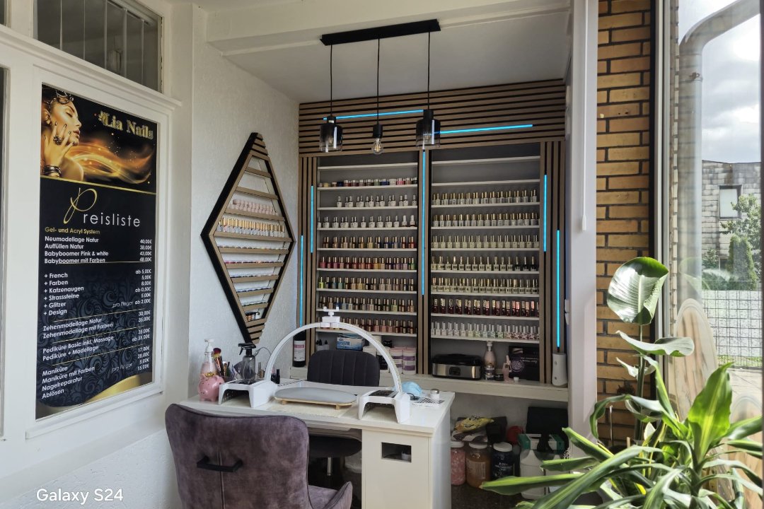 Lia Nails, Minden
