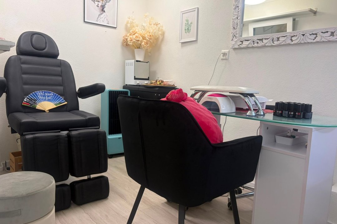 Peachy Paw Nails And Care, Kreis 9, Zürich