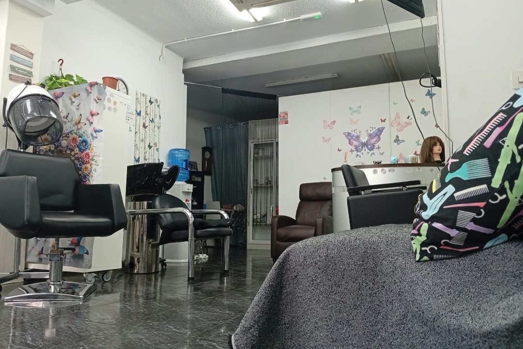 Peluquería Latina Sueltate El Pelo, Pubilla Cases, Provincia de Barcelona