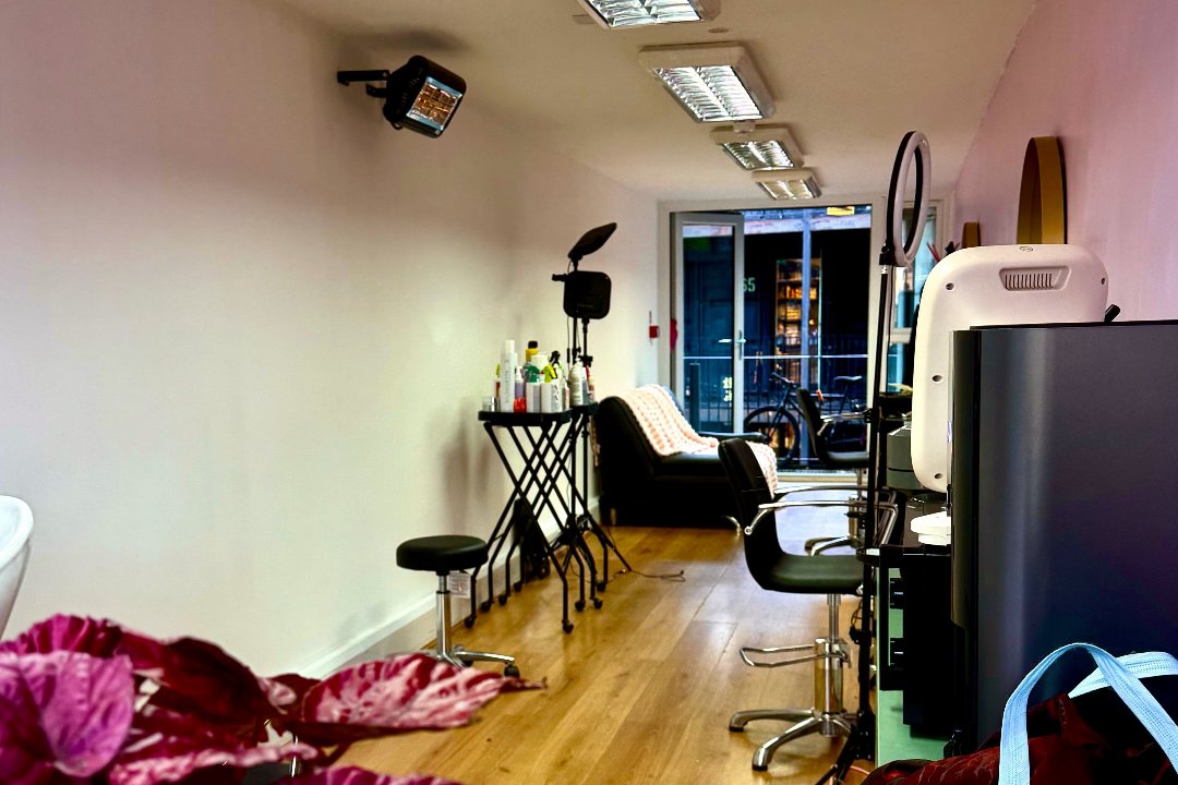 Bleach Aura Studio, Cambridge Heath, London