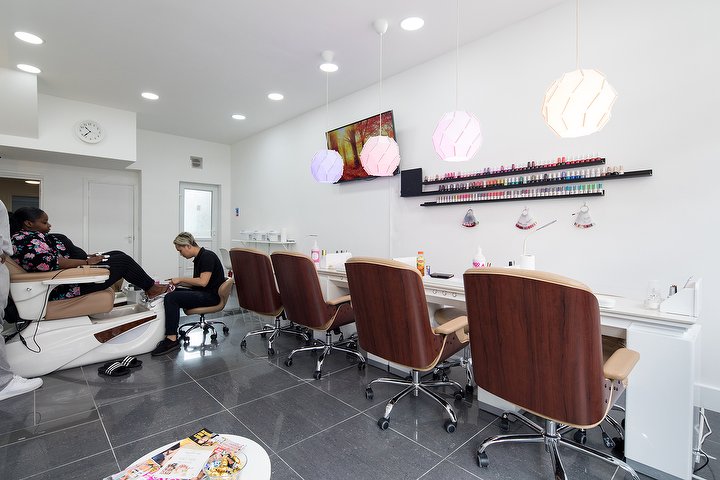 Salon làm móng Kilburn: Với một không gian thiết kế hiện đại và chuyên nghiệp, salon làm móng của chúng tôi sẽ đem đến cho bạn trải nghiệm hoàn toàn mới. Chúng tôi cam kết sẽ sử dụng các sản phẩm chất lượng nhất và kỹ thuật tiên tiến nhất để chăm sóc móng của bạn. Hãy đến với chúng tôi và trải nghiệm cảm giác thư giãn tuyệt vời.