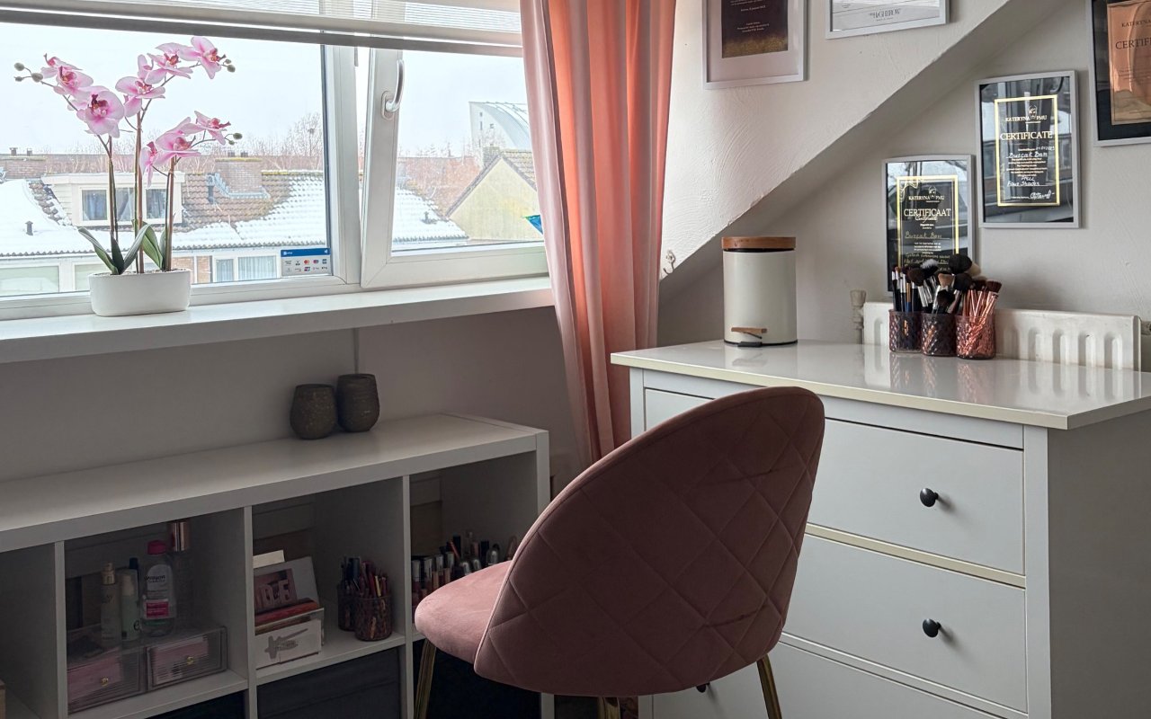 Interieur van beautybar lounge in Helmond