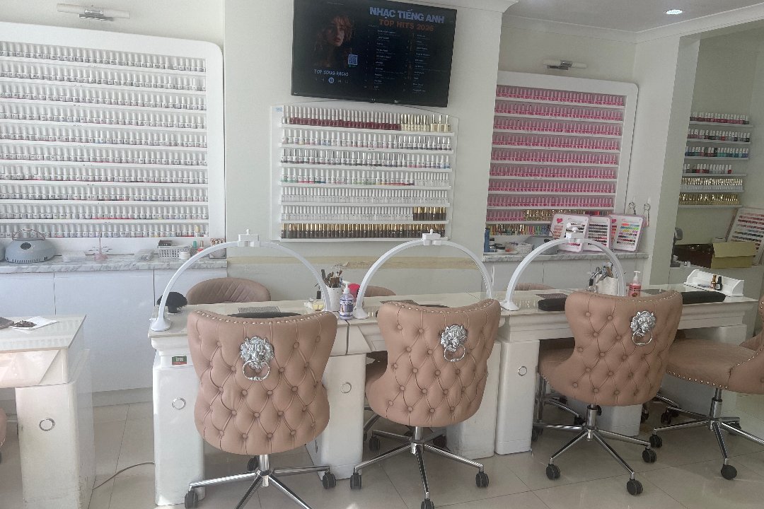 Hello Nails & Spa, Weybridge, Surrey