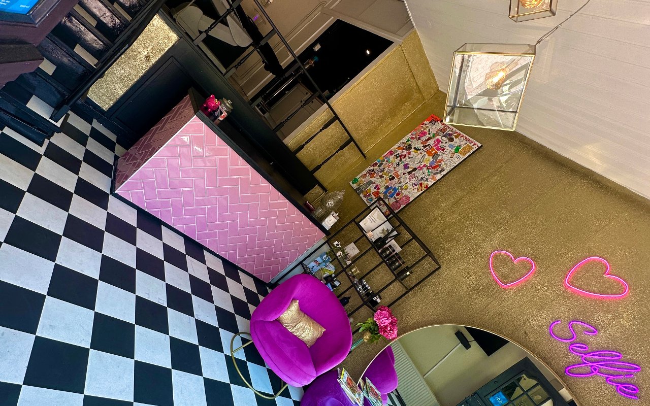 Interieur van Cosmetic Art Company in Zandvoort