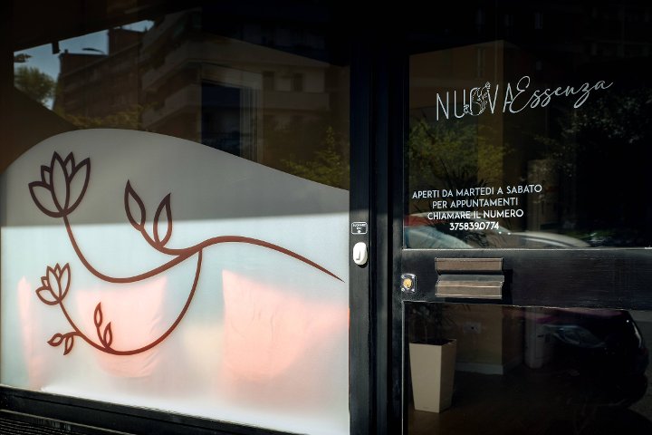Nuova Essenza - Milano - Onglerie Angolo farmacia, accanto alla gelatiera Icedream. - Photo de galerie - OneBooking