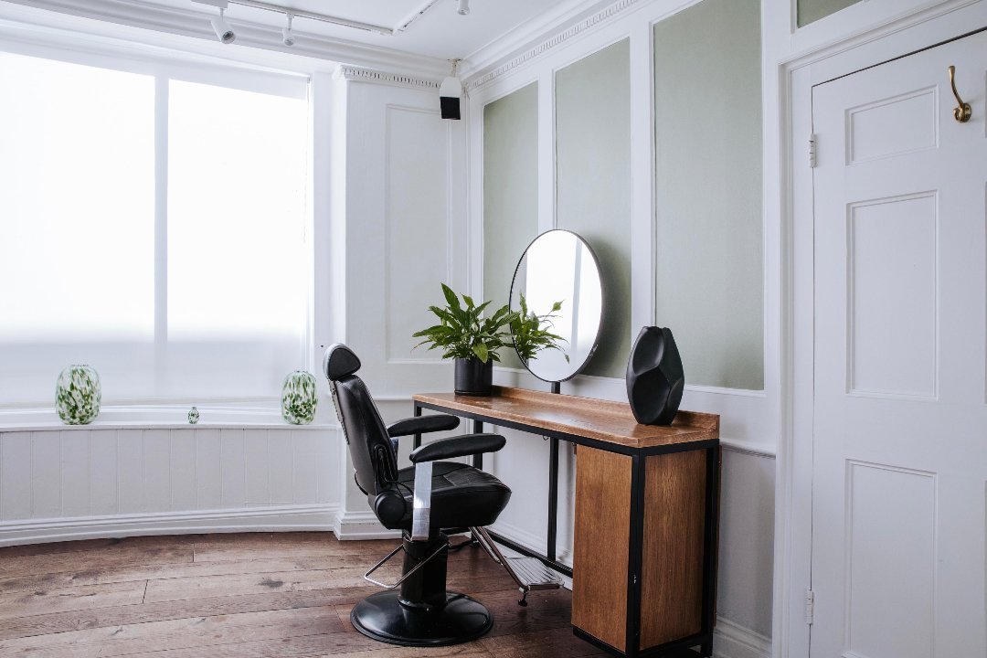Thea Lehner - Freelance Hair Colourist, Artillery Lane, London