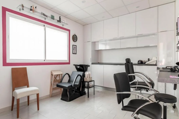 Viltrum Salón - Barbier Cruz de Humilladero - Photo de galerie - OneBooking