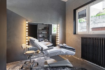 Aura Nails & Beauty