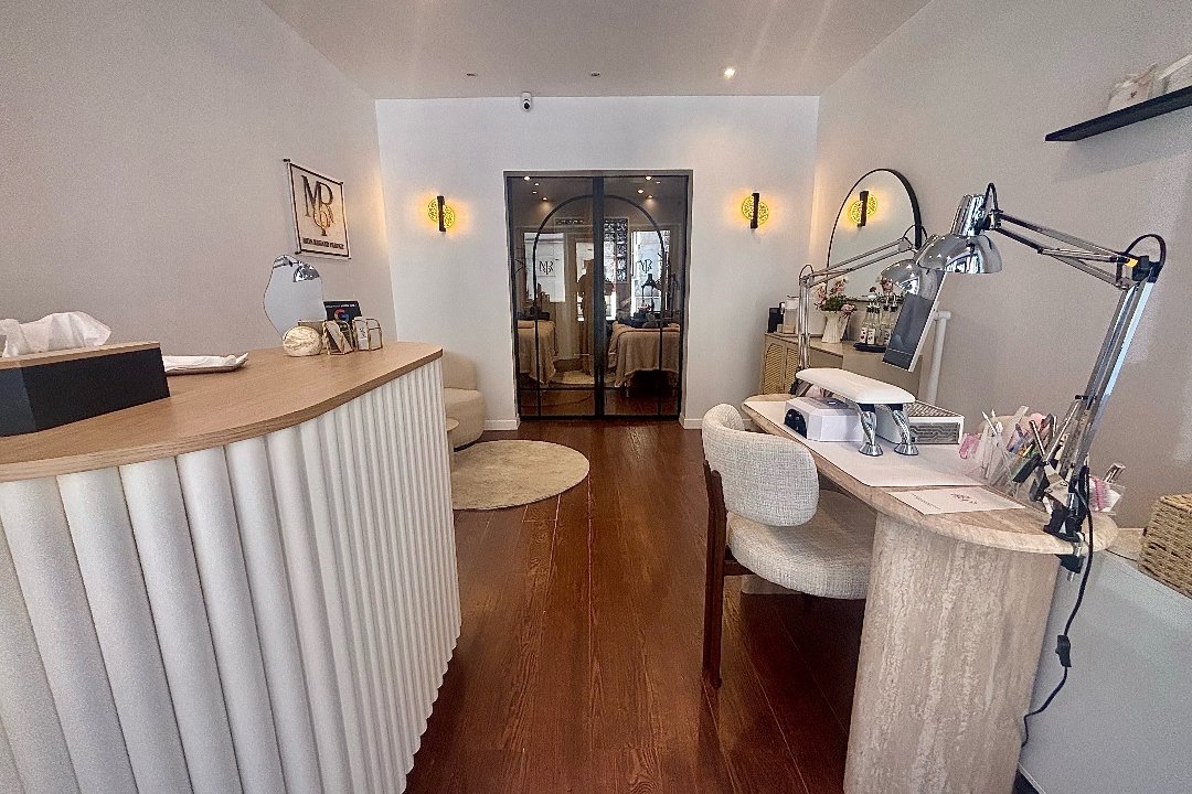 Laura Phocas - Nail Artist, Rue de Vaugirard, Paris