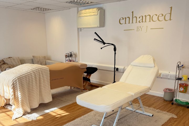 Enhanced by J - Sourcils & cils Croydon - Photo de couverture - OneBooking