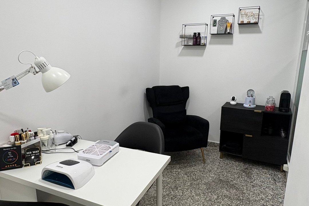 Bibi Beauty, Almada