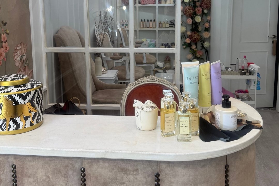Crown Νails & Μαkeup Βoutique, Γλυφάδα, Αττική