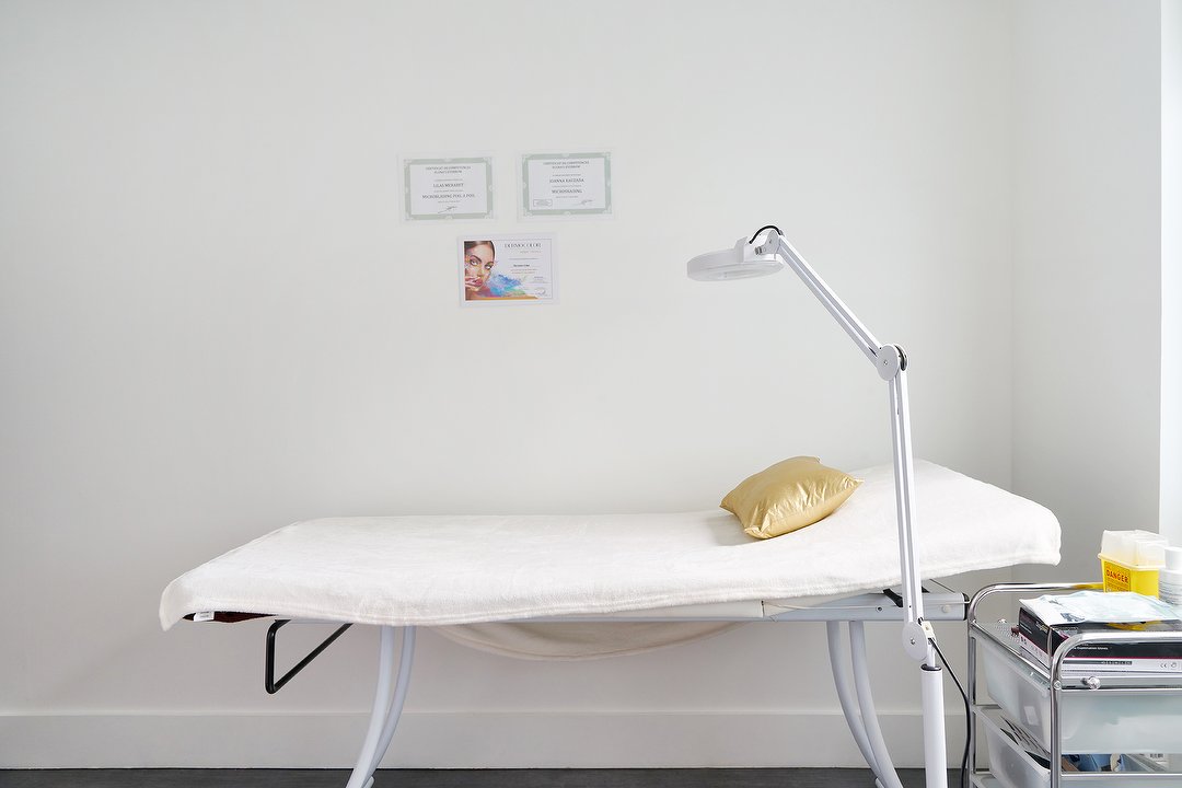 Sourcils et cils, Garches, Hauts-de-Seine