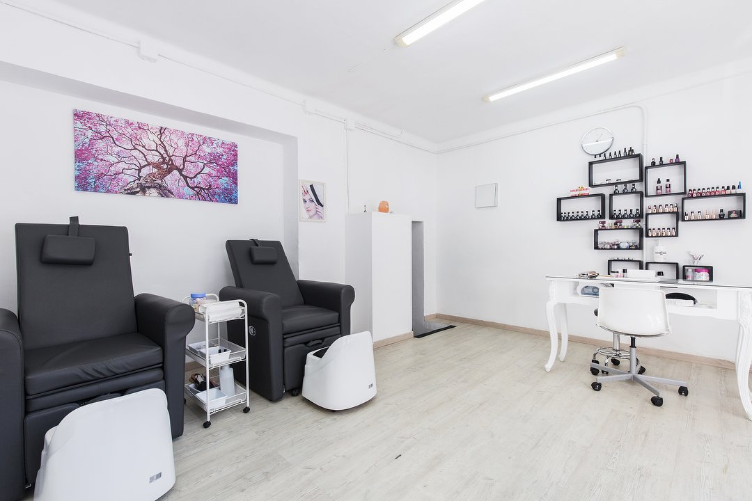 Anaissa Centro, Vilapicina i la Torre Llobeta, Barcelona