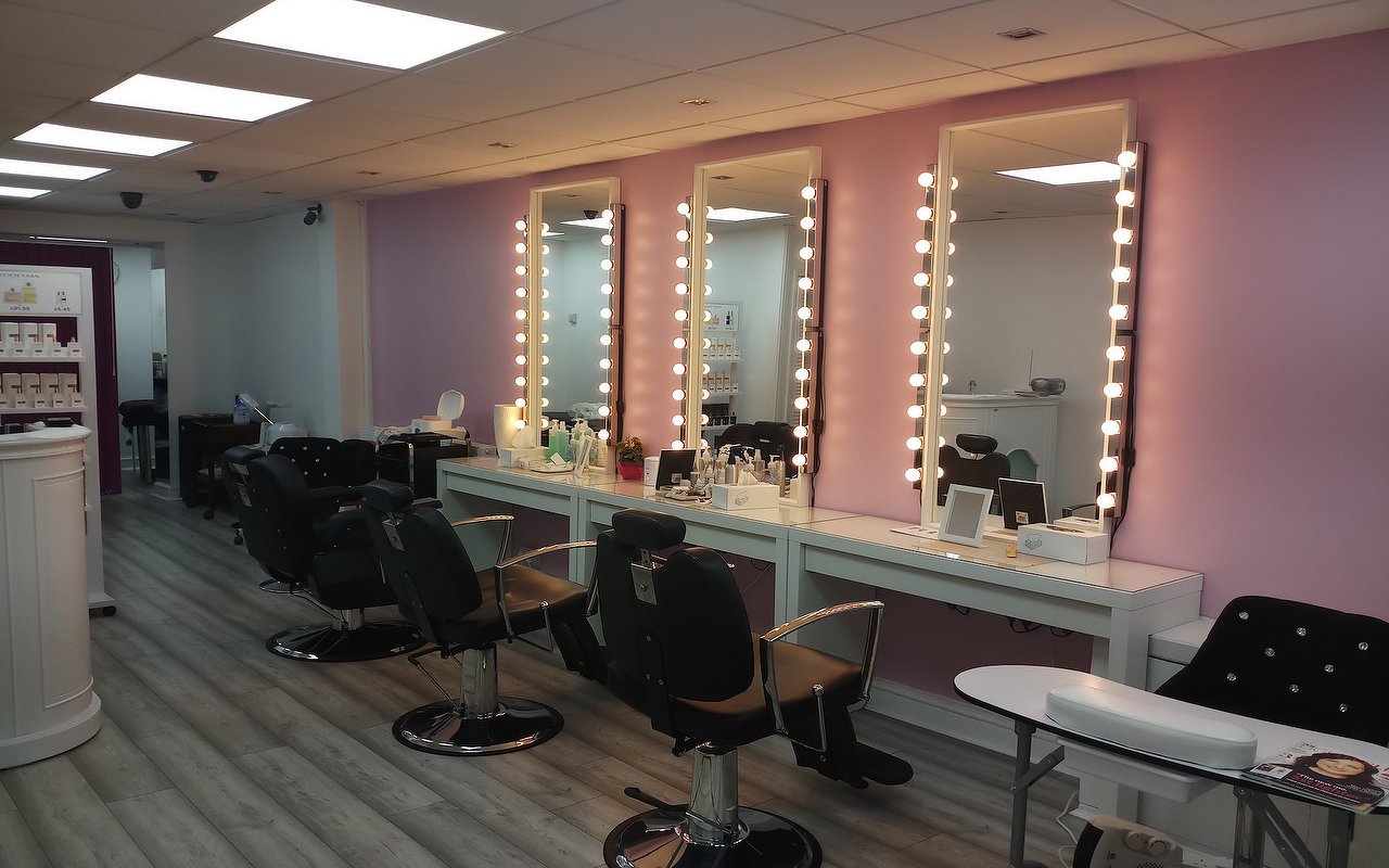Hairdressers and Hair Salons near Merry Hill Shopping Centre