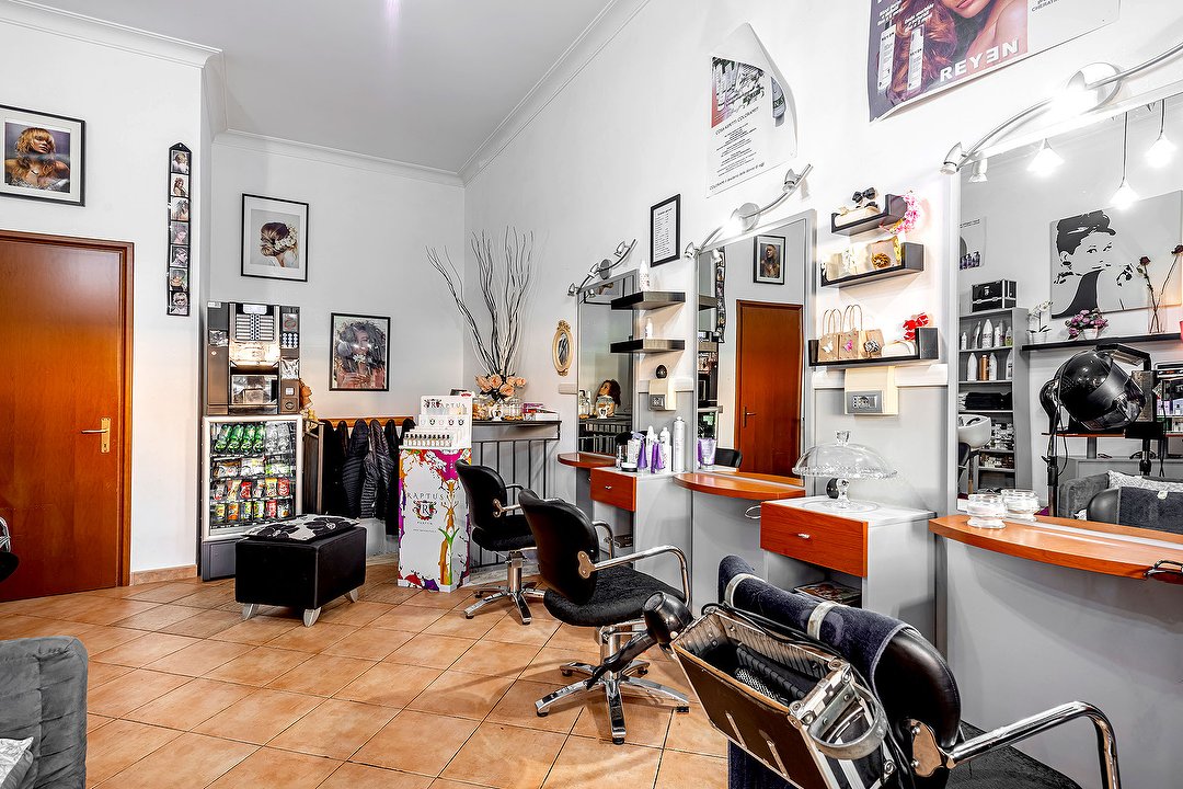 Donna 3000, Zona Borghesiana, Roma