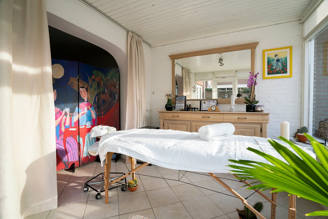 Healing hands by Gloria Son, Eindhoven