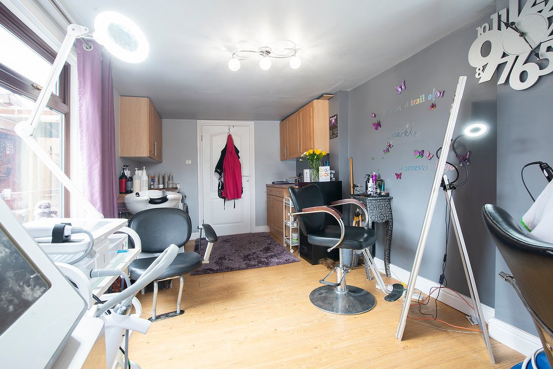 Sue'z Hair, Shaw, Oldham