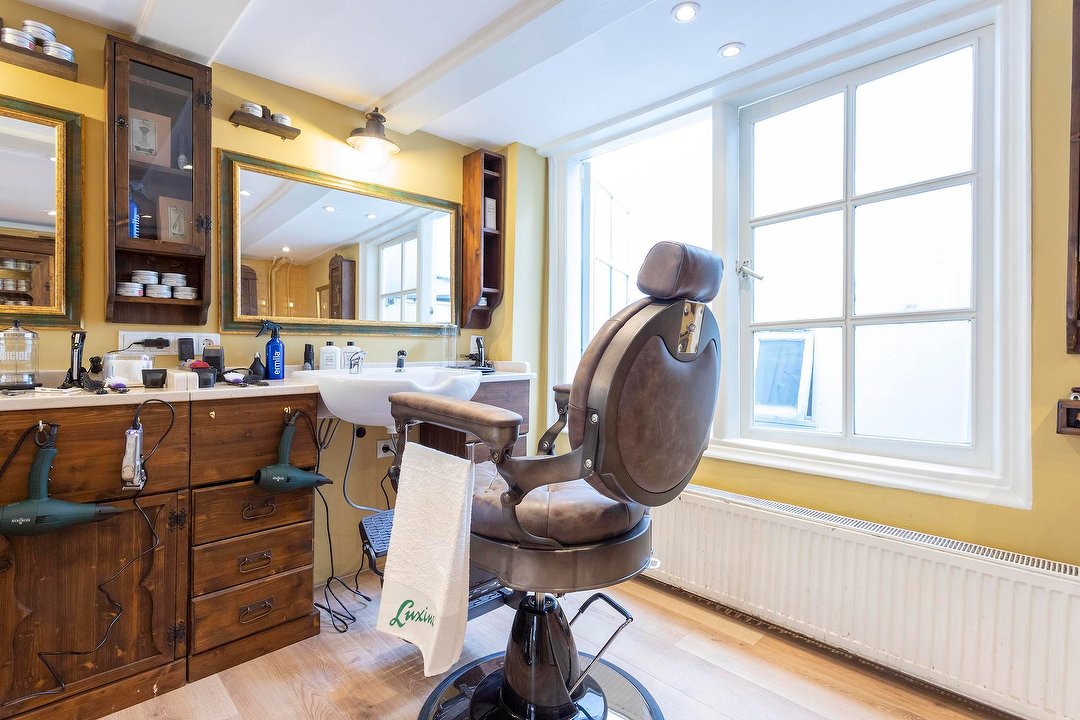 Calvetti Bulldog Barbershop & Tattoo shop, Nieuwezijds Voorburgwal, Amsterdam