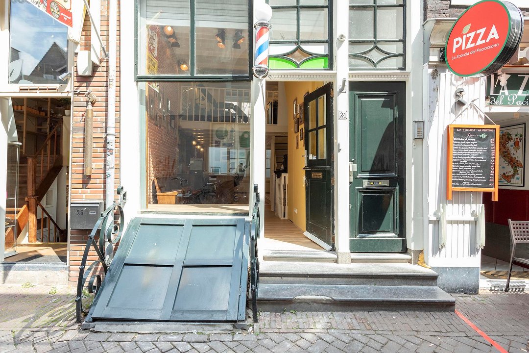 Calvetti Bulldog Barbershop & Tattoo shop, Nieuwezijds Voorburgwal, Amsterdam