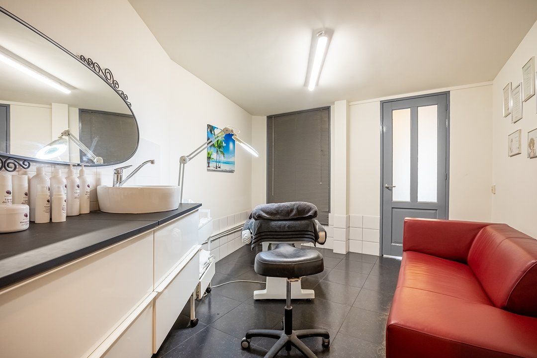 Firozeh Beauty, Leiden