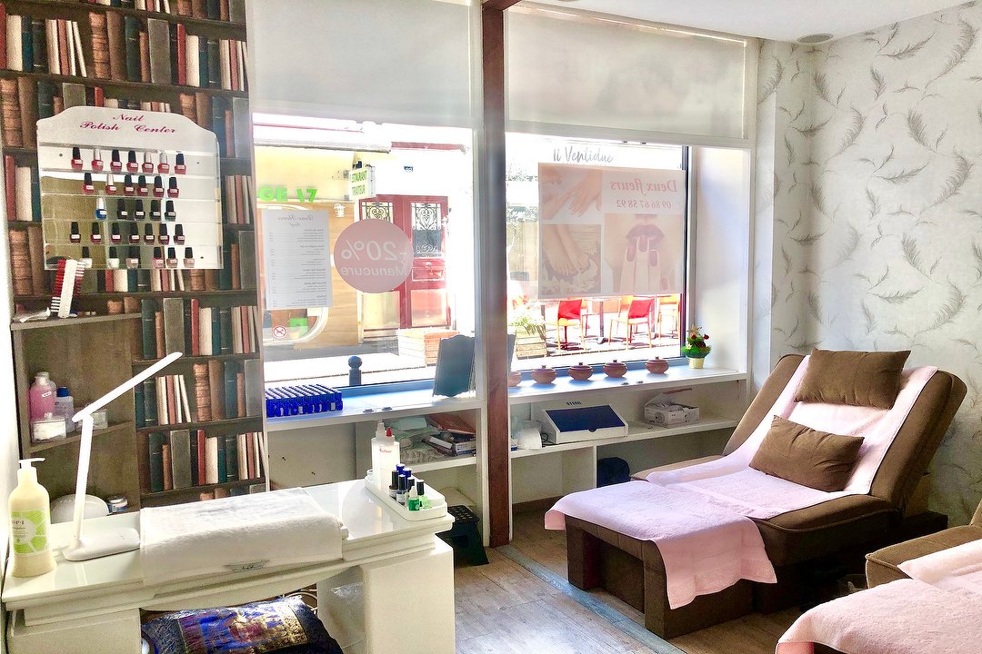 Salon Deux Fleurs, Métro Brochant, Paris