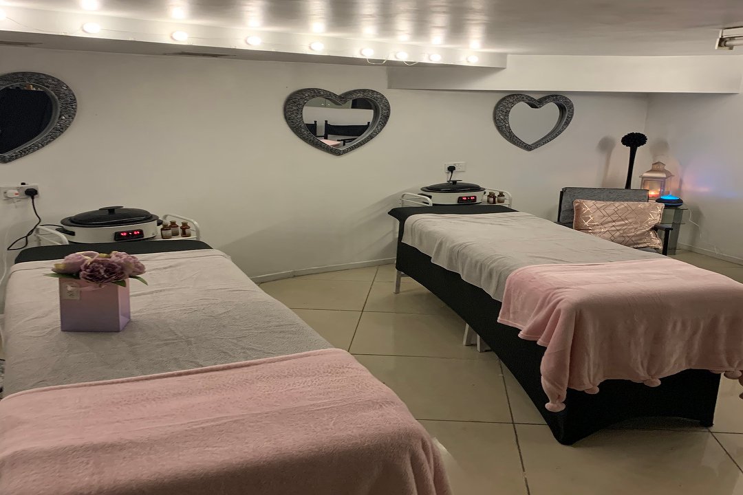 Es Paradis Beauty Salon & Training Academy, Merseyside