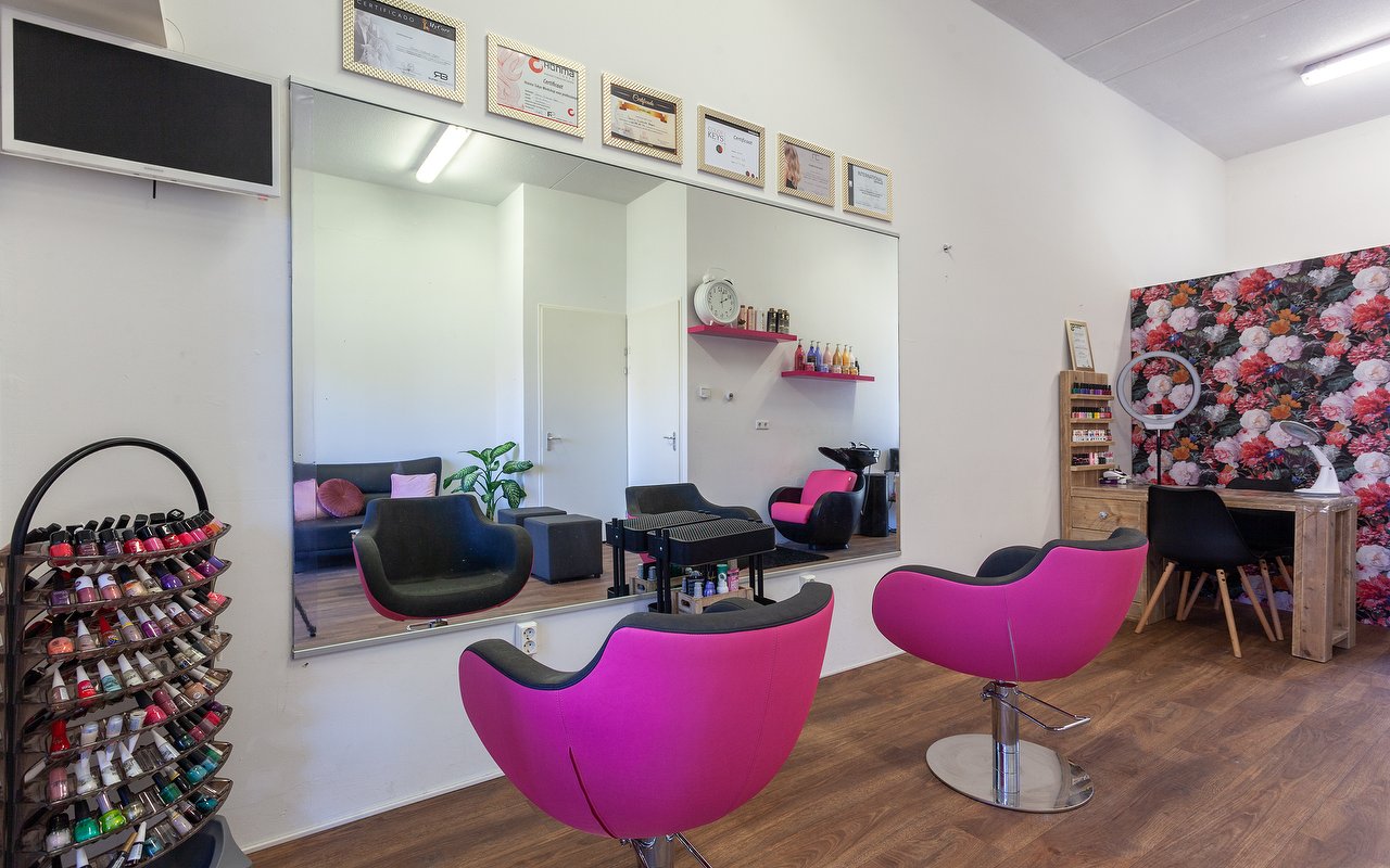 Extensions in de buurt van Winkelcentrum Woensel, Eindhoven Treatwell