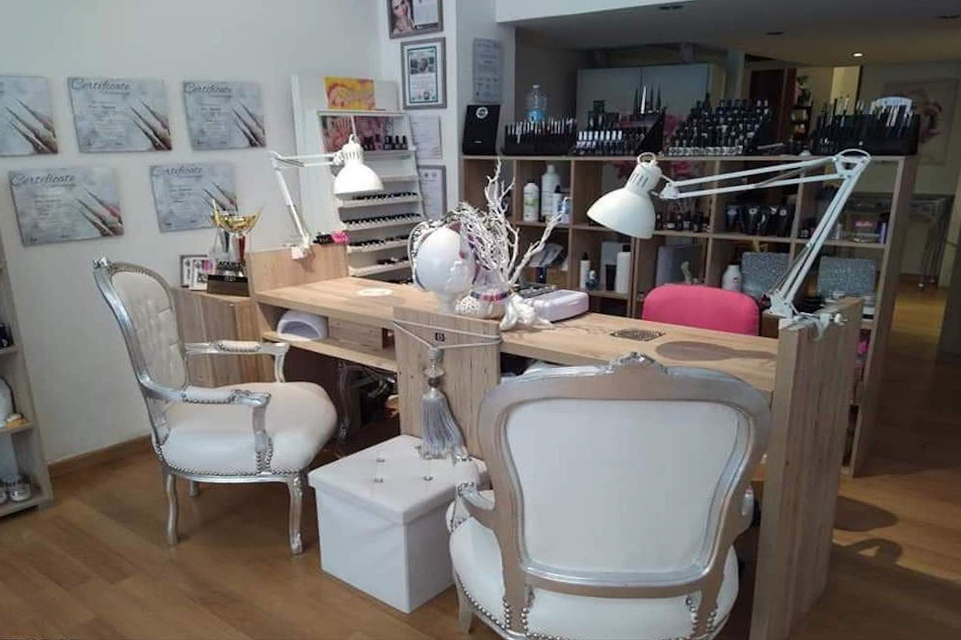 Le 10 Ninfee presso Russian Nails, Cosenza, Calabria