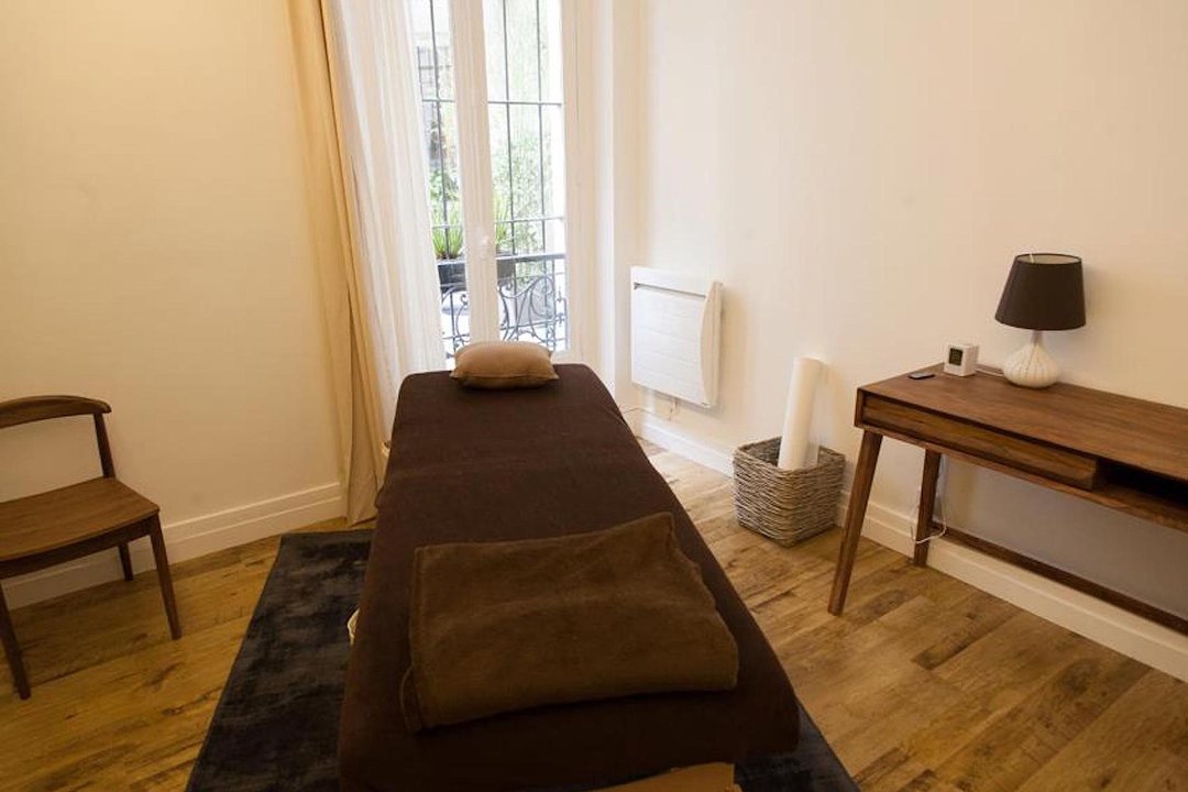 Massagez-moi, Métro Château d'Eau, Paris