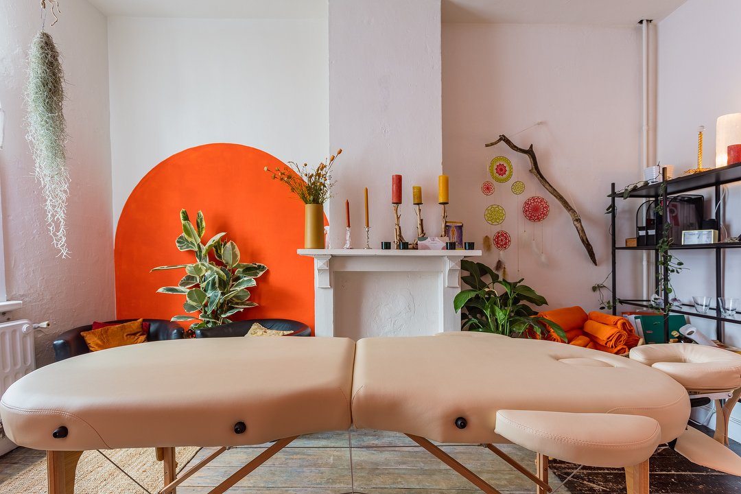 Ainé - Healing& Massage, Ghent-South railway station, Ghent