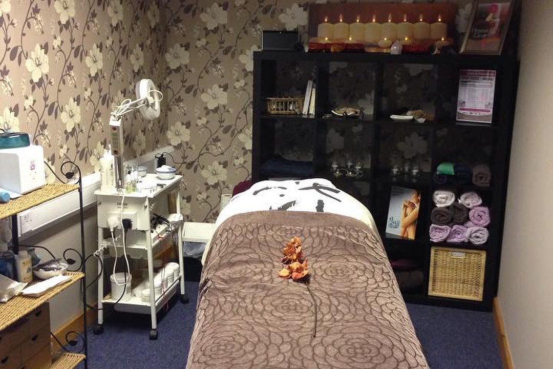 Queen Bee in the Woods - Beauty Room, Farnham, Surrey