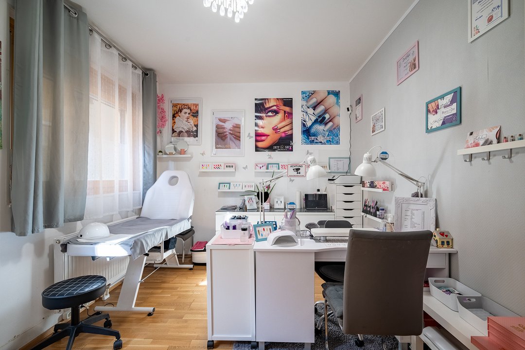 Michaelas Nagellounge, Groß-Enzersdorf, Wien und Umland