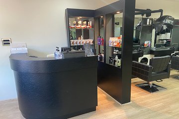 Salon 6 Hale