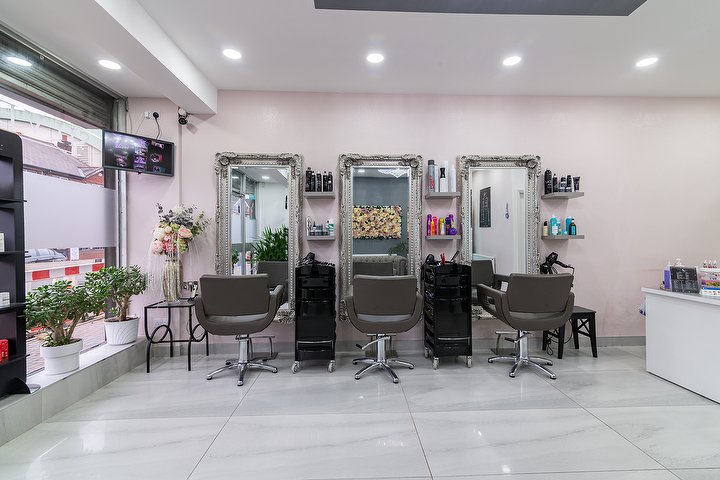 Một trải nghiệm làm đẹp tuyệt vời đang chờ đón bạn tại salon làm đẹp Halesowen của chúng tôi. Với đội ngũ chuyên viên làm đẹp có kinh nghiệm, bạn sẽ cảm nhận được sự chăm sóc và phục vụ tận tình nhất.