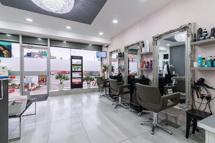 Các salon làm đẹp gần Halesowen: Tìm kiếm địa chỉ salon làm móng tay gần Halesowen, West Midlands County thông qua Treatwell. Các chuyên viên tại đây sẽ giúp bạn tạo ra những mẫu móng tay độc đáo và đẹp mắt. Hơn nữa, bạn còn có thể tìm thấy hộp móng tay chất lượng cao tại đây.